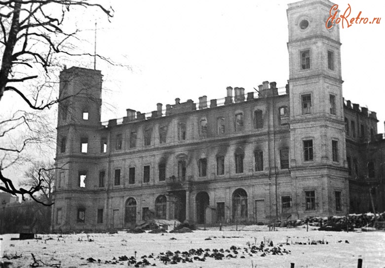 Гатчина - Вид Павловского дворца, сожжённого немцами, в освобождённом г.Гатчина