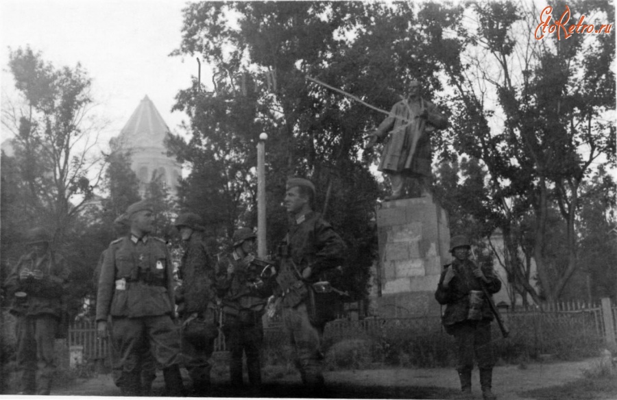 Луга - Памятник Ленину в Луге во время оккупации в Великой Отечественной войны 1941-1944 гг
