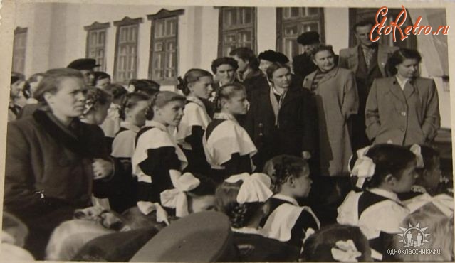 Усть-Омчуг - Тенькинская средняя школа. 1 сентября 1954