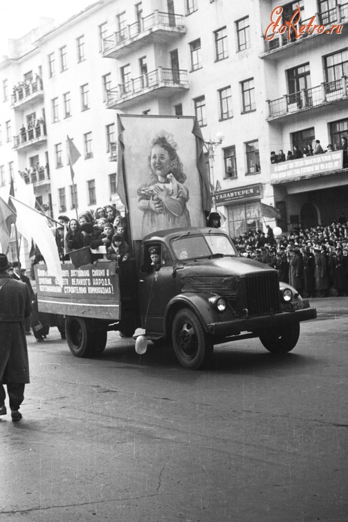 Мурманск - Мурманск 50-х гг. / 1958 г., Первомайская демонстрация / Лубок