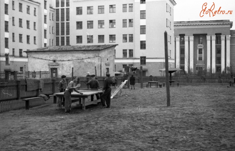 Мурманск - 1961 г. Во дворе дома между ул. К. Маркса и Володарского.