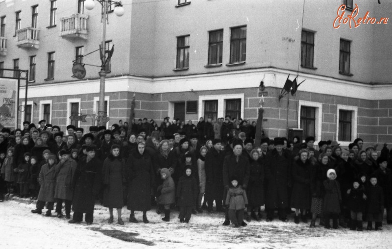 Мурманск - Мурманск. 1960 г. Зрители приветствуют демонстрантов на углу пр. Ленина и ул. Володарского.