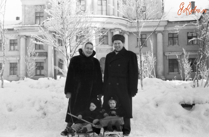 Мурманск - Мурманск. 1960 г. В.Н. Ушакова с сыном и соседями.