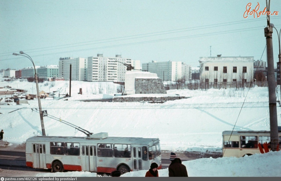 Мурманск - Вид на памятник Воинам 6-ой героической батареи