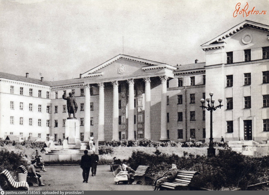 Мурманск - Сквер на ул.Пушкина и здание Всесоюзного рыбопромыслового объединения 