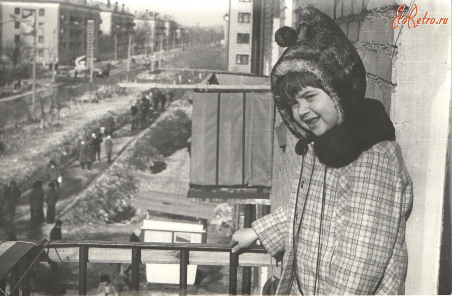 Гай - Девочка на балконе дома на улице Ленина.