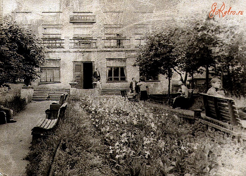 Кизел - ул. Советская. Главный вход в гостиницу 1964 год