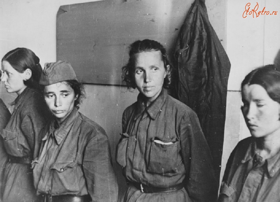 Невель - Пленные советские женщины-военнослужащие в Невеле. 1941 г.