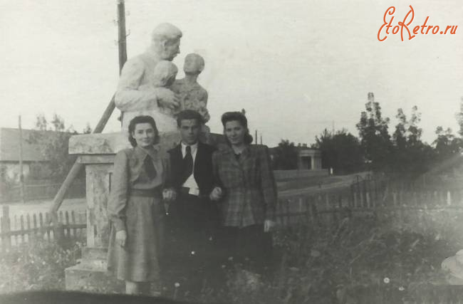 Энгельс - Скульптура И.В.Сталина с детьми