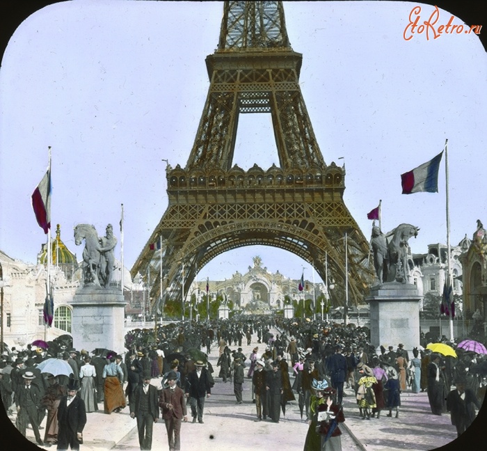 Разное - У подножия Эйфелевой башни во время Всемирной выставки 1900г.