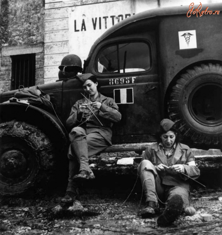 Разное - Женщины-водители французского корпуса скорой помощи вяжут во время отдыха возле автомобиля Dodge WC54