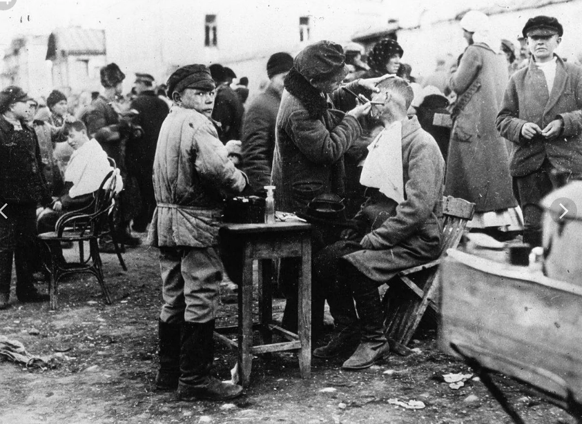 Разное - Уличные парикмахеры. 1919 год.