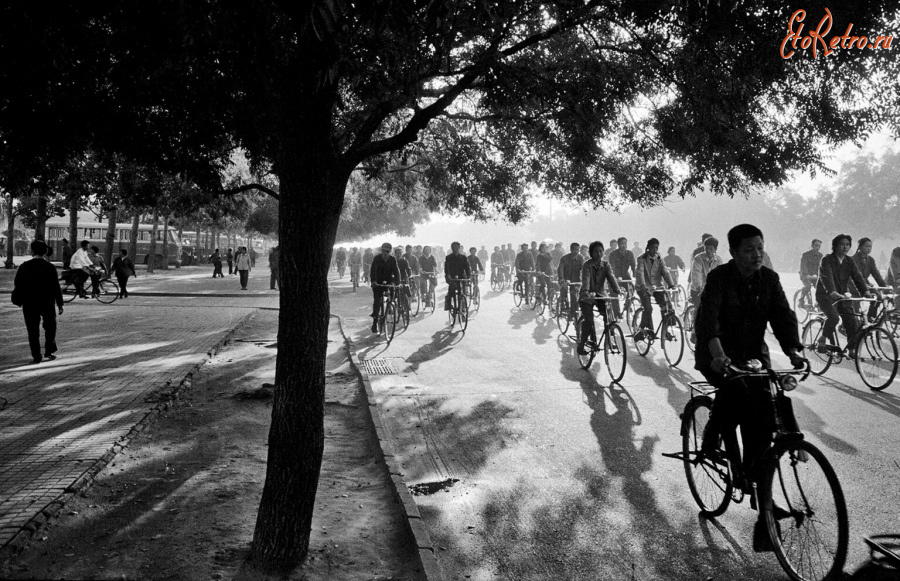 Разное - Инге Морат, Велосипедисты на улице города в Китае