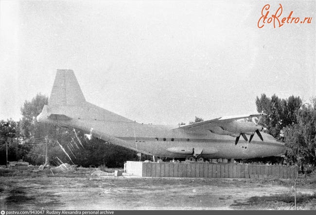 Балашов - Самолет Ан-12 в парке им.Куйбышева