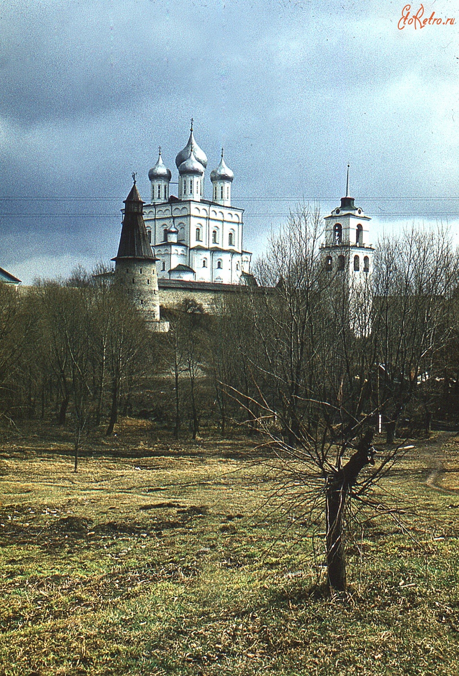Псков - Стена Крома, Свято-Троицкий кафедральный собор и колокольня