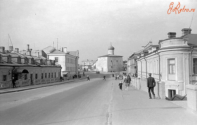 Псков - Церковь Косьмы и Дамиана с Примостья. Вид с Советского моста.