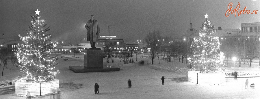 Южно-Сахалинск - Площадь Ленина с новогодними елками в вечернее время