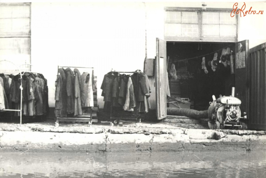 Корсаков - Просушка педметов верхней одежды со складов корсаковской оптово-торговой базы после урагана Филлис.