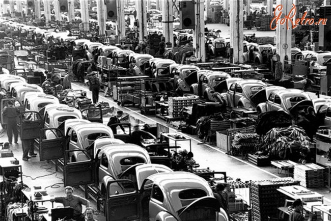 Ретро автомобили - Судя по всему, Гитлер остался доволен просмотром прототипов, поскольку в 1938 г. в городе Вольфсбурге был открыт завод, предназначенный специально для производства «народного» автомобиля.