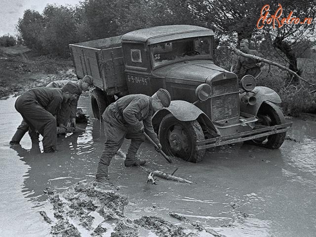 Ретро автомобили - Советские солдаты вытаскивают грузовик из грязи