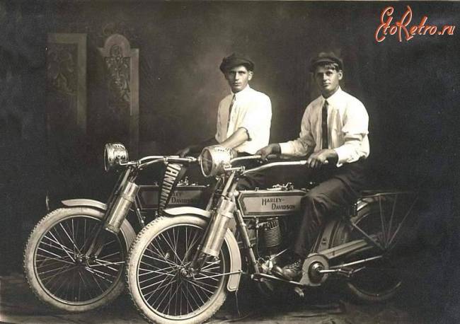 Ретро автомобили - Уильям Харли и Артур Дэвидсон — учредители мотоциклов Harley Davidson, 1914.