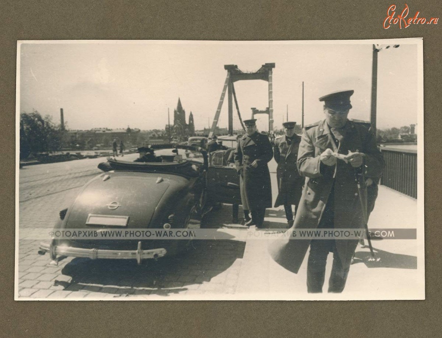 Ретро автомобили - Май 1945. На фото: Д.Т. Шепилов возле автомобиля Opel Admiral Cabriolet на Имперском мосту в Вене.