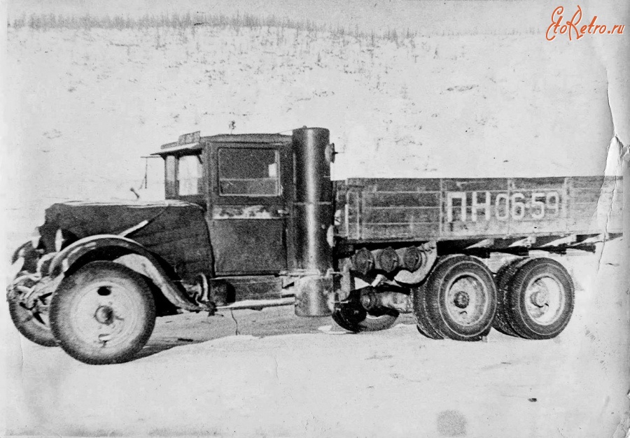 Ретро автомобили - Дорожный посёлок Аркагала. Газогенераторный автомобиль ЗИС-5 на Колымской трассе. 1939