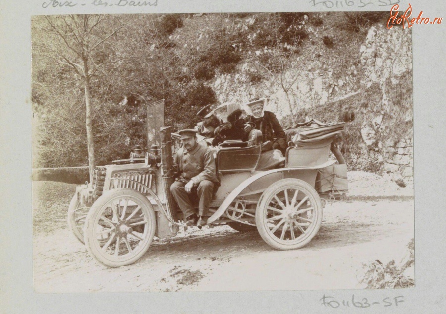 Ретро автомобили - Автомобиль с пассажирами в Экс-Ле-Бен. 1903