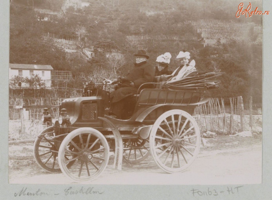 Ретро автомобили - Две женщины и мужчина в автомобиле на дороге в Кастильоне