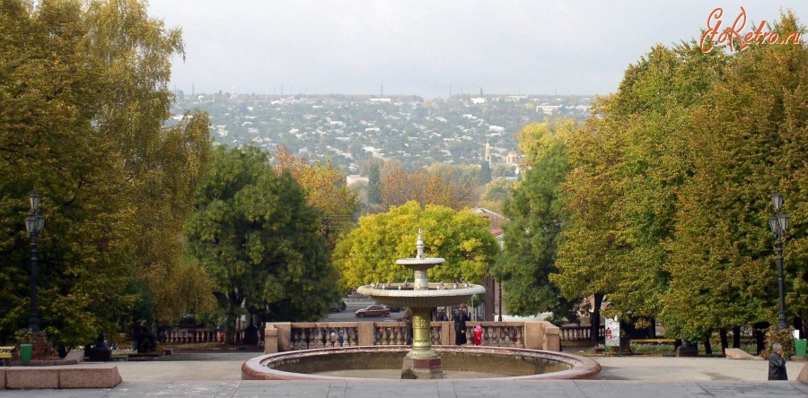 Луганск - Красная площадь,фонтан около Дома Техники