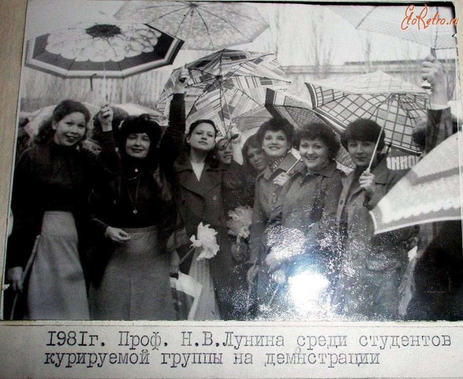 Луганск - Пединститут.Студенты на демонстрации.