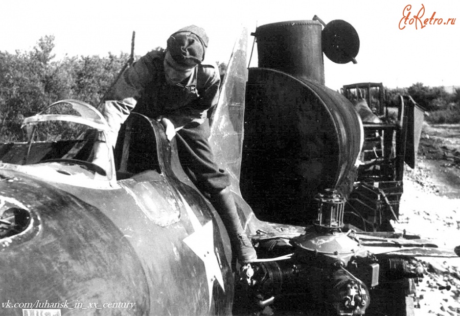 Луганск - Итальянский солдат осматривает советский истребитель И-16. Ворошиловград. 1942 г.