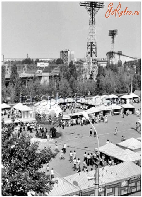 Луганск - Фото Романа Азриеля.Ворошиловград. 7 августа 1979 г. Школьный базар.