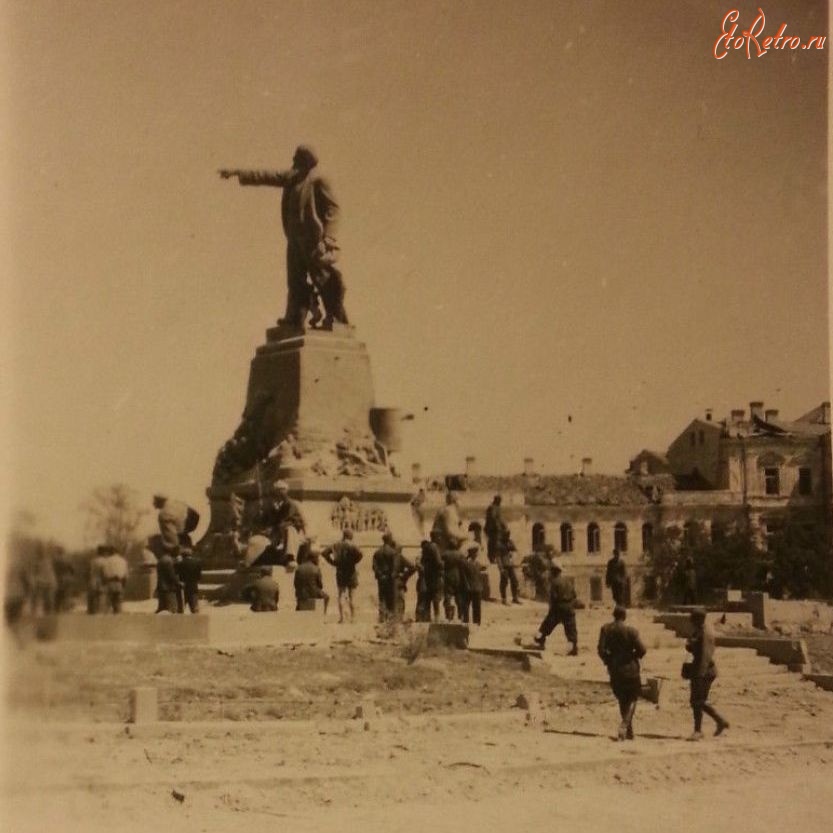 Россия - Памятник Ленину в Севастополе, в июле 1942 года перед уничтожением немцами