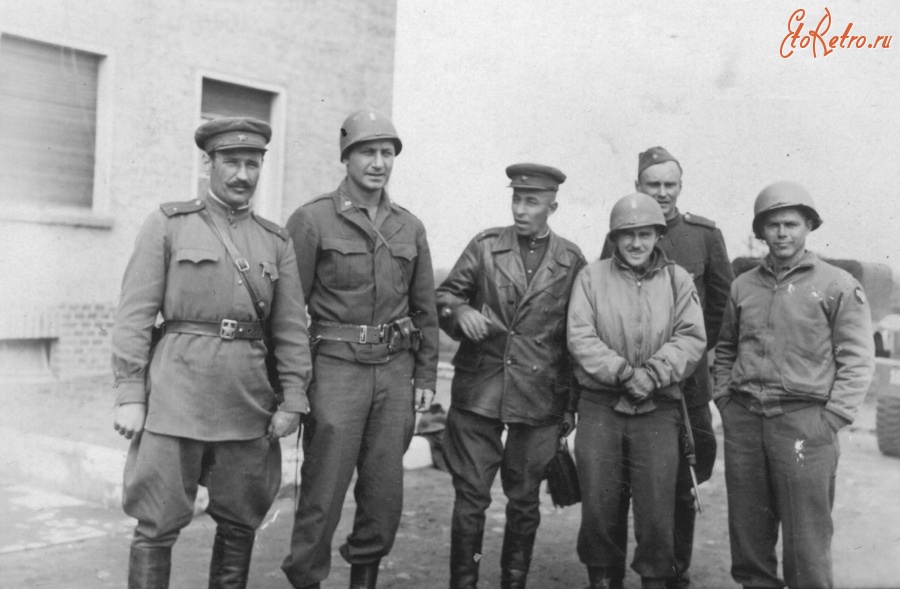 Россия - Сергей Александрович Жевакин  (на заднем плане) вместе с союзниками, связистами-американцами.