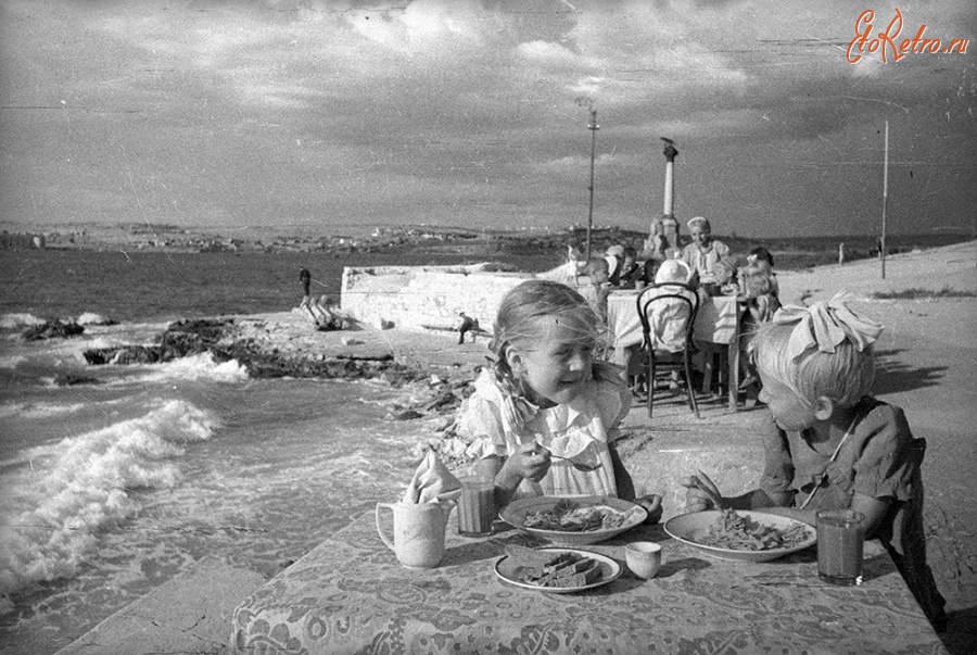 Россия - Обед в детском саду на берегу моря
