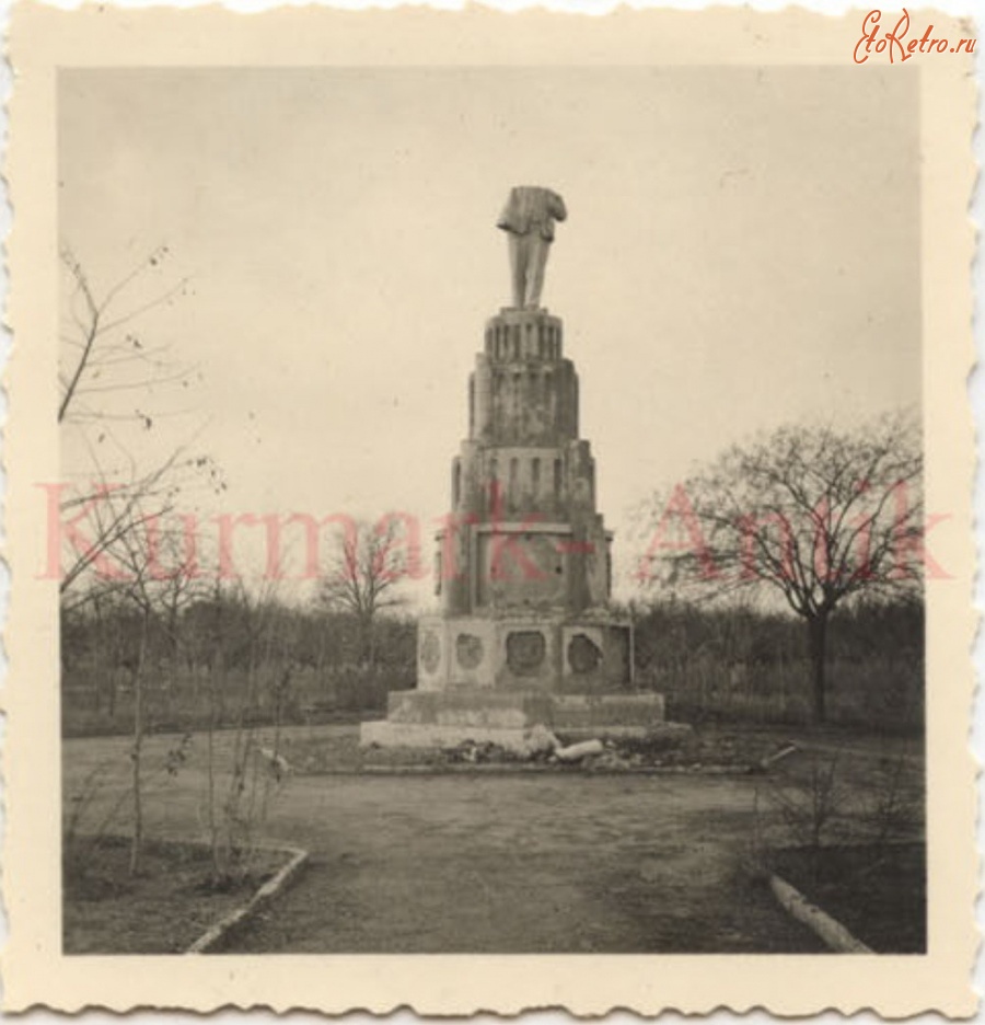 Россия - Разрушенный немецкими оккупантами памятник Ленину в Евпатории