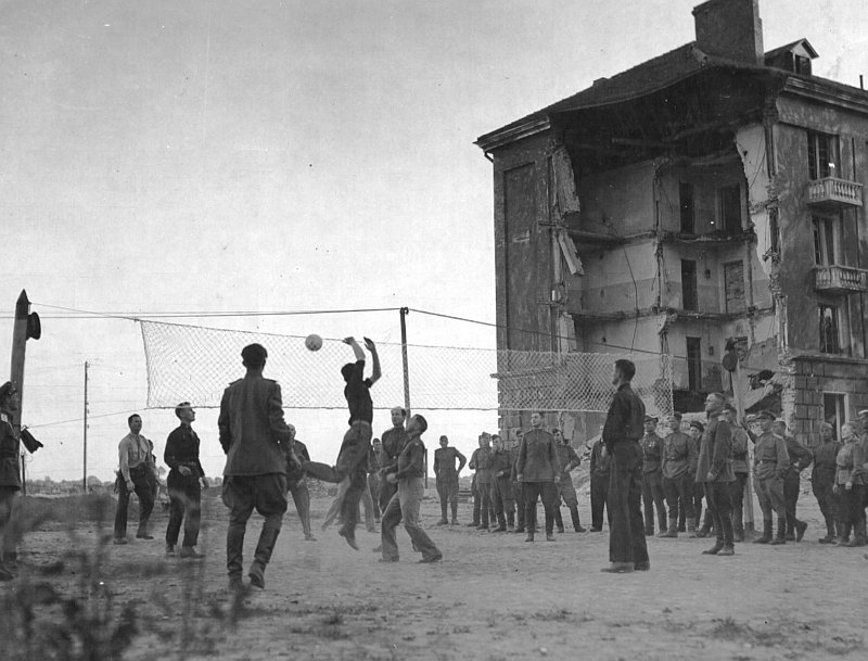 Полтава - Наши играют с американцами в волейбол