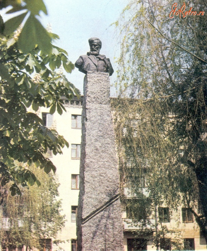 Житомир - Памятник  Герою Советского Союза Г.И.Шелушкову.