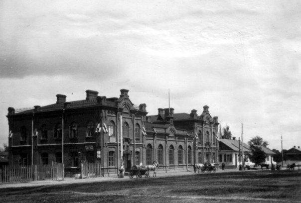 Житомир - В 1897 році на Миловській вулиці  ( зараз ріг вулиці Хлібна та майдану Житній) Товариство сприяння тверезості побудувало Будинок працелюбства з чайною, яслами, народним театром, бібліотекою і майстернями.