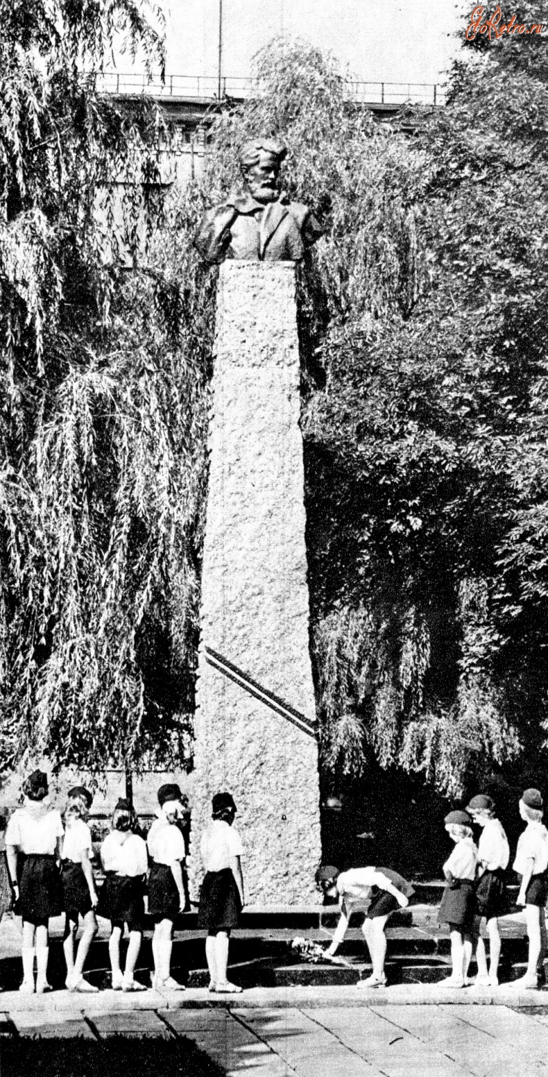 Житомир - Памятник Г. И. Шелушкову-цветы к подножию.