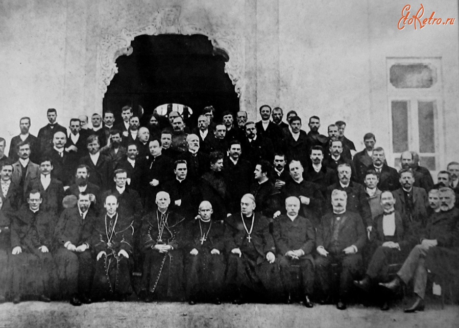 Житомир - Духовенство Луцко-Житомирской римско-католической епархии  в начале ХХ века перед епископским домом на Замковой Горе.