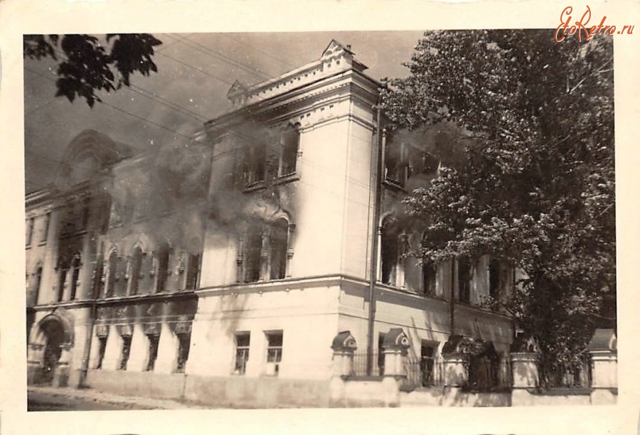 Житомир - Житомир Горящее партийное здание (обком?) после взятия города немцами