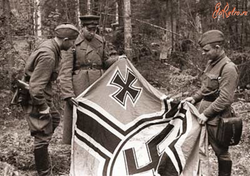 Смоленская область - Воины Западного фронта со знаменем 17-й немецкой механизированной дивизии, разгромленной в боях под Ельней