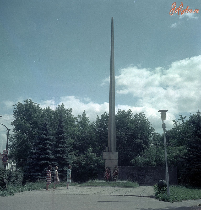 Смоленск - Мемориальный знак «Штык» в честь воинов 16-ой армии, героически оборонявших Смоленск в июле 1941 г.
