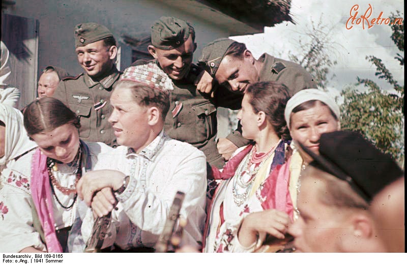 Украина - Немецкие солдаты с местными жителями в Полтаве, лето 1941.