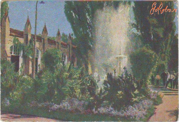 Кисловодск - Цветник с фонтаном у галереи Нарзана