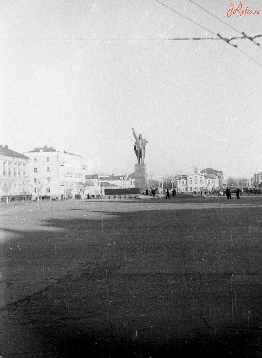 Тамбов - Площадь Ленина с новым памятником В. И. Ленину.