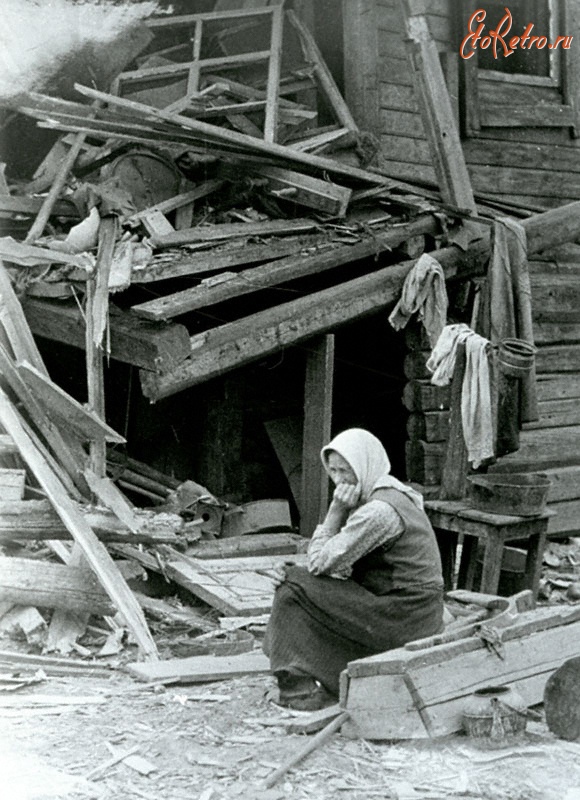 Ржев - Женщина у своего дома, разрушенного в результате боев под Ржевом