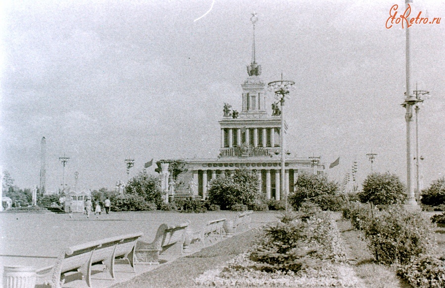 Москва - 1961 г, Москва, ВДНХ, у центрального павильона